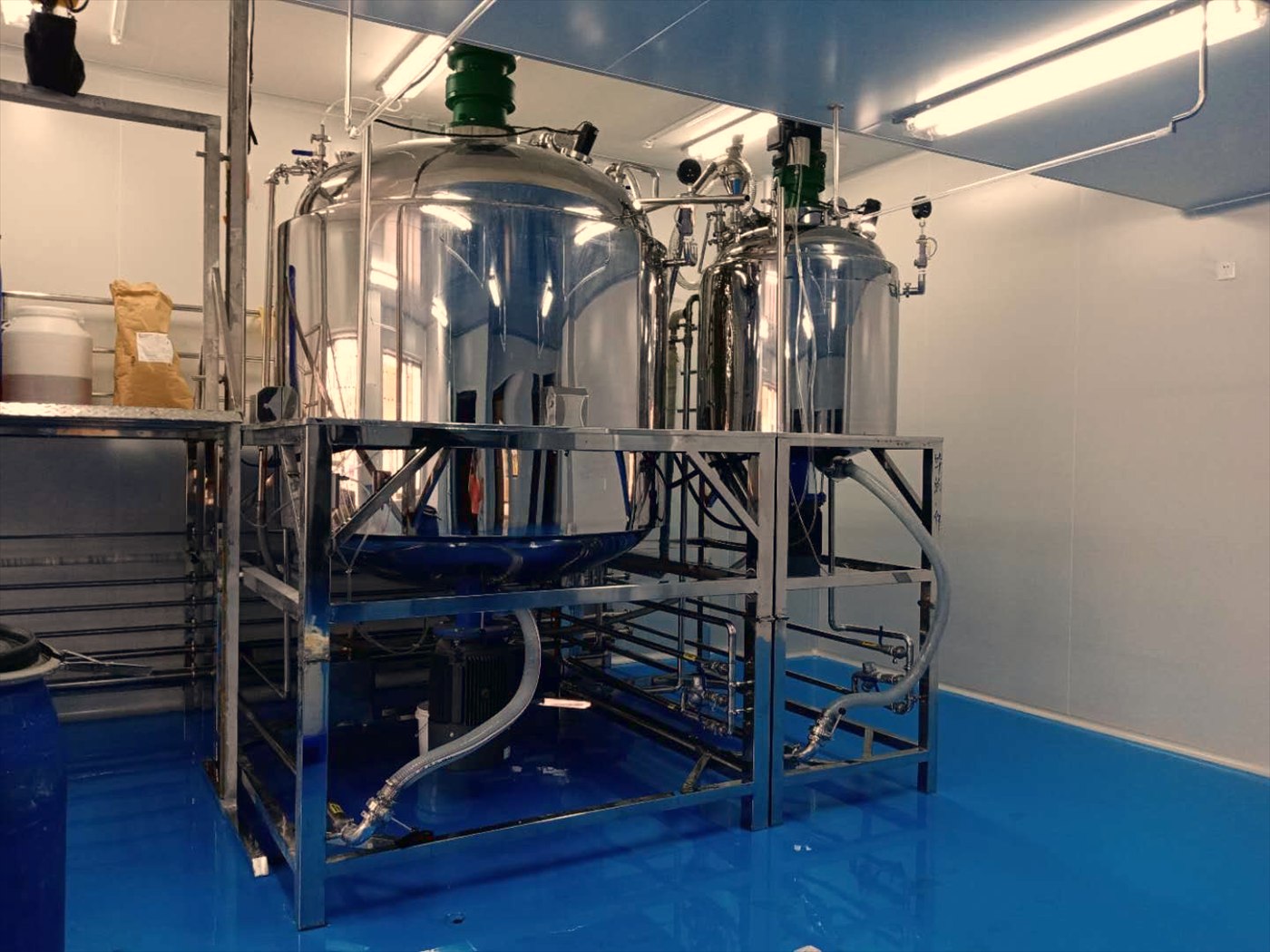 Stainless steel vacuum emulsifying tanks used to batch emulsions